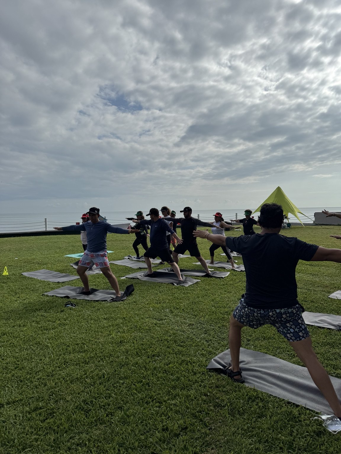 Yoga y conexión al aire libre en un evento corporativo