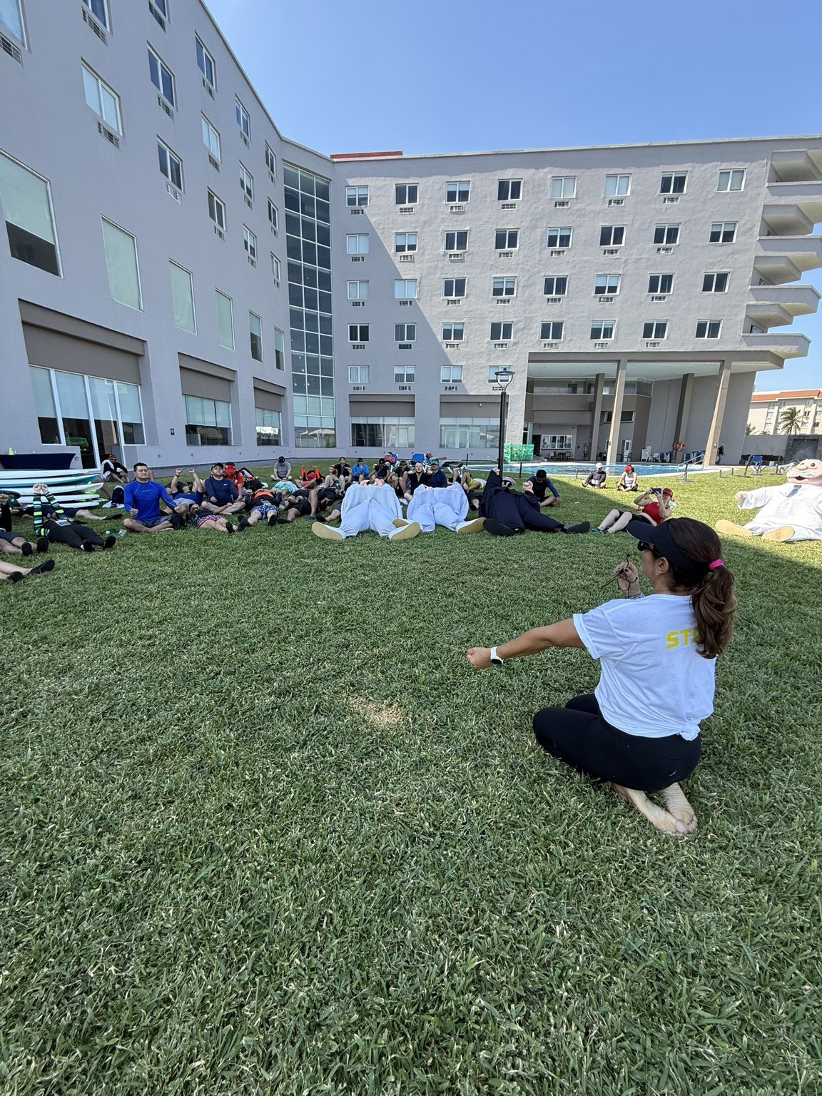 Meditación guiada en grupo en un evento corporativo